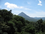 Am südlichen Ende des Arenal-Sees gelegen, ragt der Vulkan Arenal wie ein perfekter Kegel aus dem gleichnamigen Nationalpark empor. 